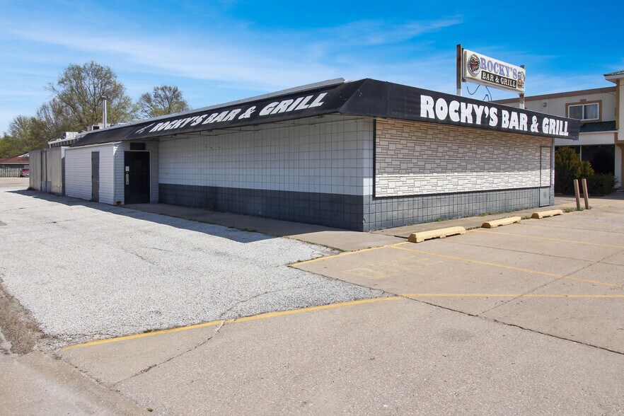 More Photos Of 1420 W Jackson St, Macomb Restaurant For Sale