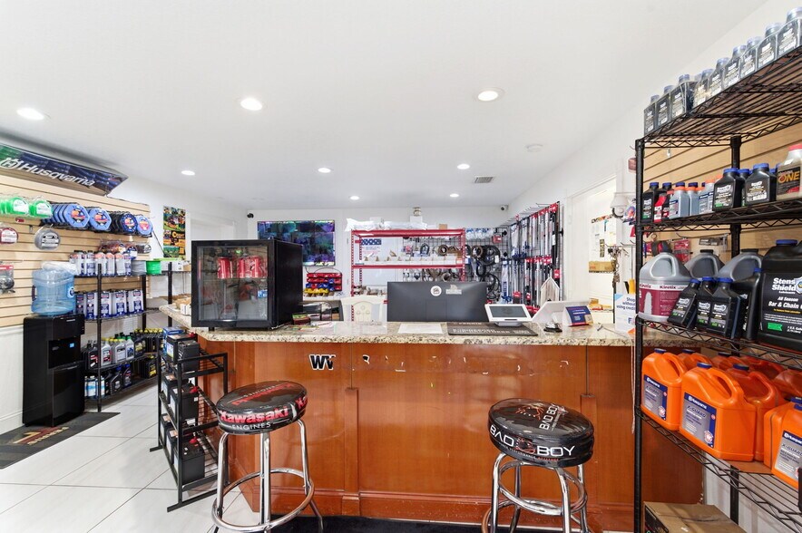 More Photos Of 7941 N Armenia Ave, Tampa Freestanding For Lease
