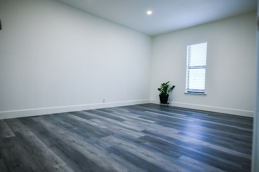 More Photos Of 11802 N IH-35, Austin Office For Sale