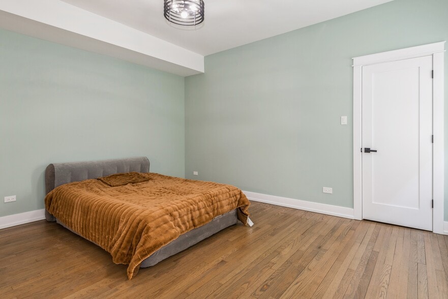 More Photos Of 1535 W Estes Ave, Chicago Multifamily For Sale