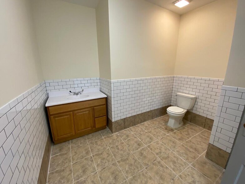 More Photos Of 805 E 139th St, Bronx Showroom For Lease