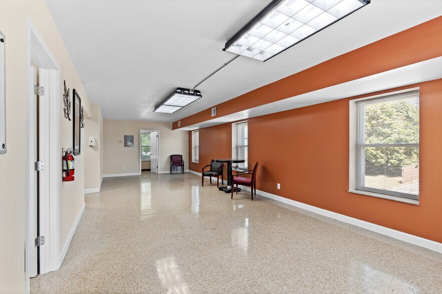 More Photos Of 10131-10137 West Florissant Ave, Saint Louis Office For Sale