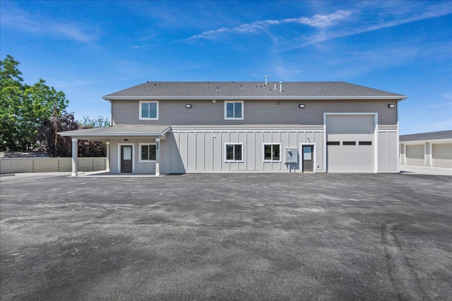 More Photos Of 225 N Happy Valley Rd, Nampa Warehouse For Lease