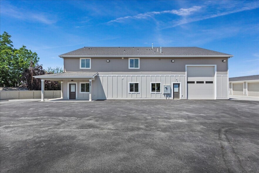 More Photos Of 225 N Happy Valley Rd, Nampa Warehouse For Lease