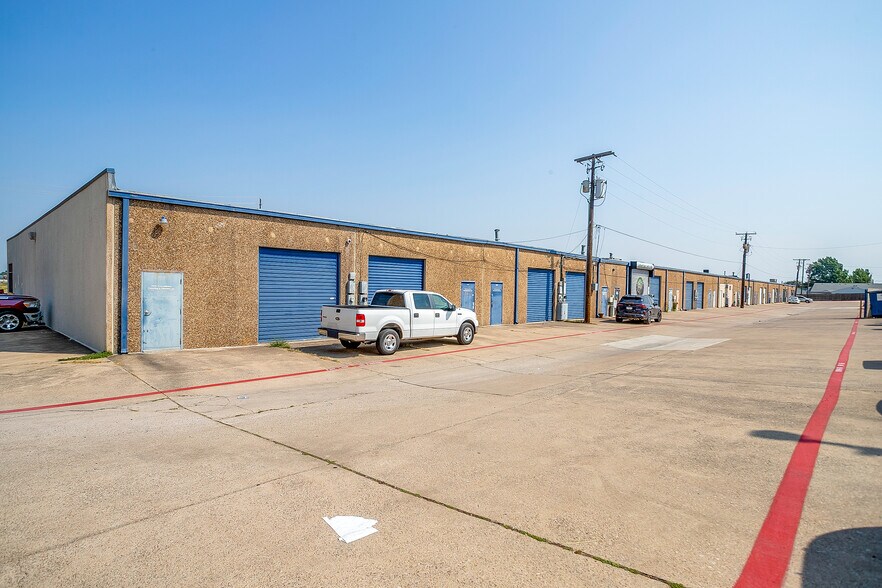 More Photos Of 3501-3539 NW Loop 820, Fort Worth Showroom For Lease