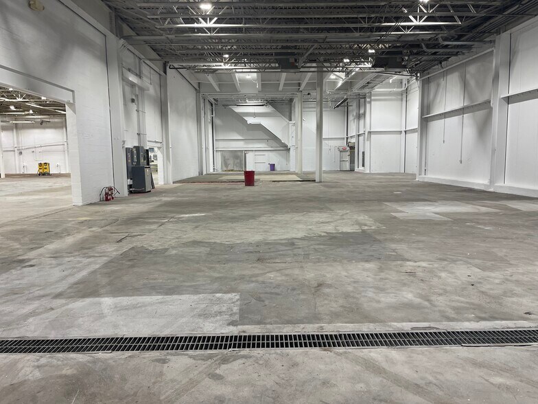 More Photos Of 33 Rajon Rd, Bayport Manufacturing For Lease