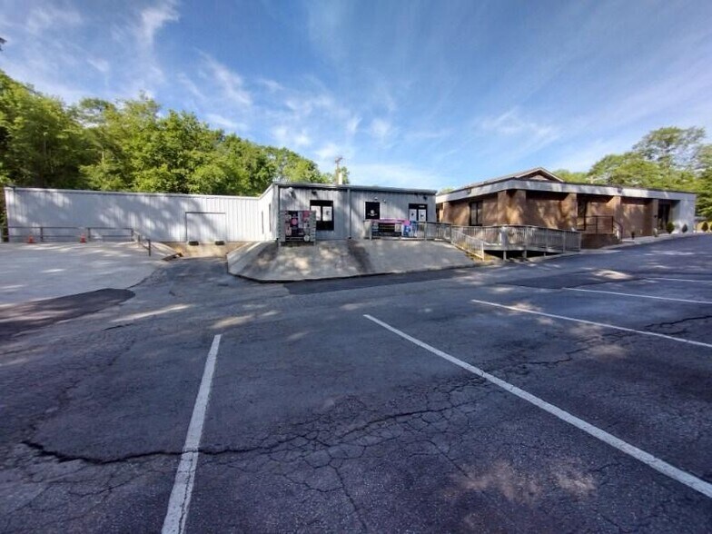 More Photos Of 406 E Butler Rd, Mauldin Showroom For Lease