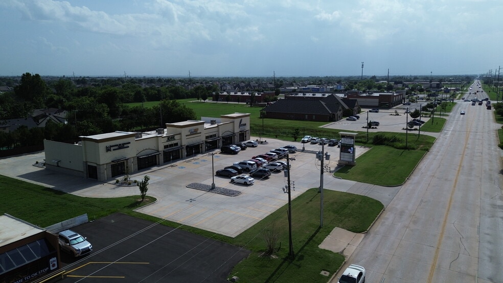 More Photos Of 1008 SW 4th St, Moore General Retail For Sale