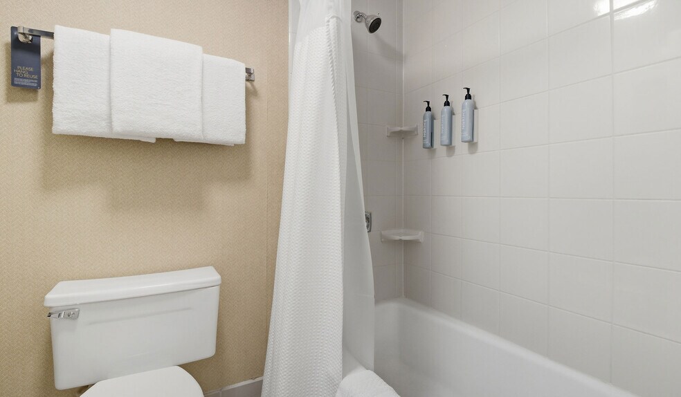 More Photos Of 100 West Algonquin Rd, Arlington Heights Hotel For Sale