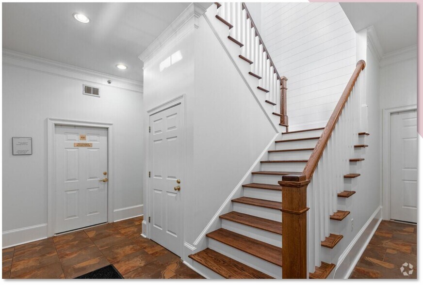 More Photos Of 284 S Main St, Alpharetta Unknown For Lease