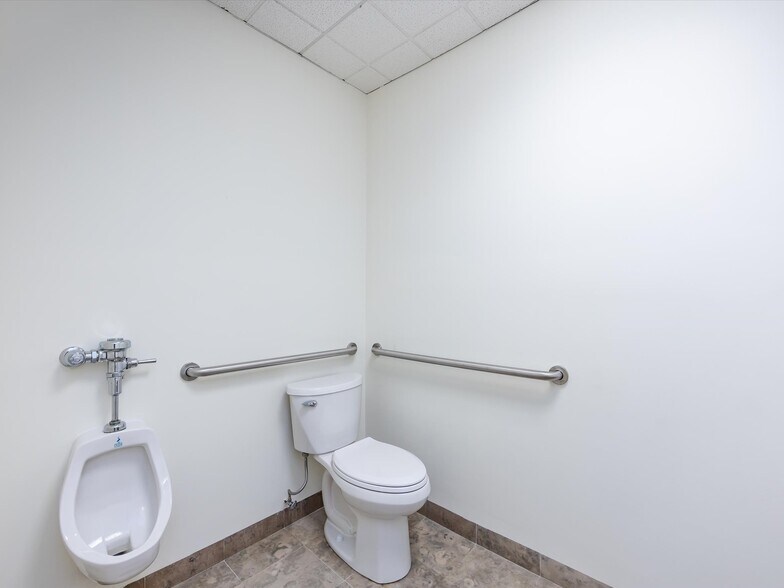 More Photos Of 1812 W Morehead St, Charlotte Office Residential For Lease