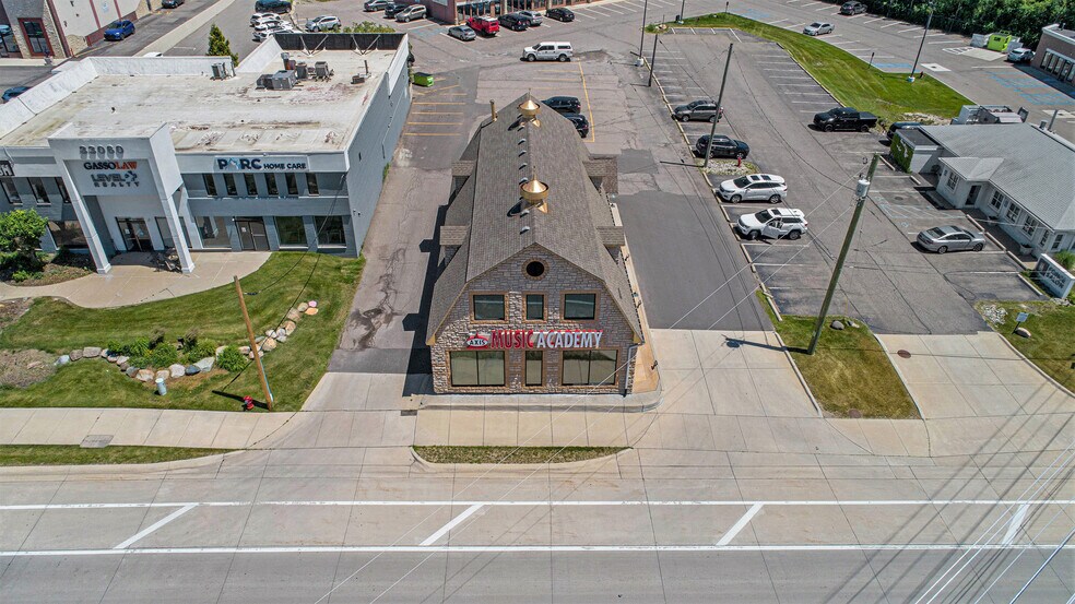 More Photos Of 33030 Northwestern Hwy, West Bloomfield Freestanding For Sale