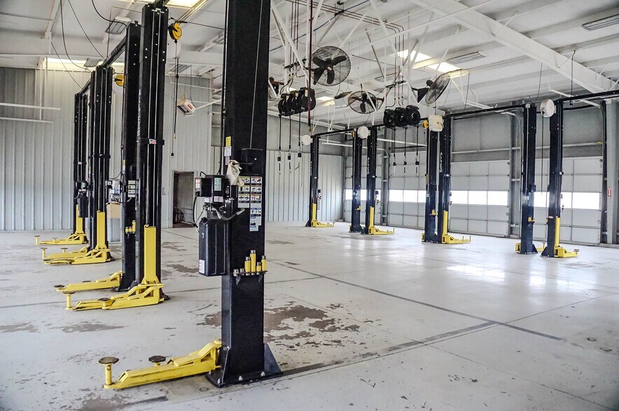 More Photos Of 3015 Fort Worth Hwy, Hudson Oaks Auto Dealership For Lease