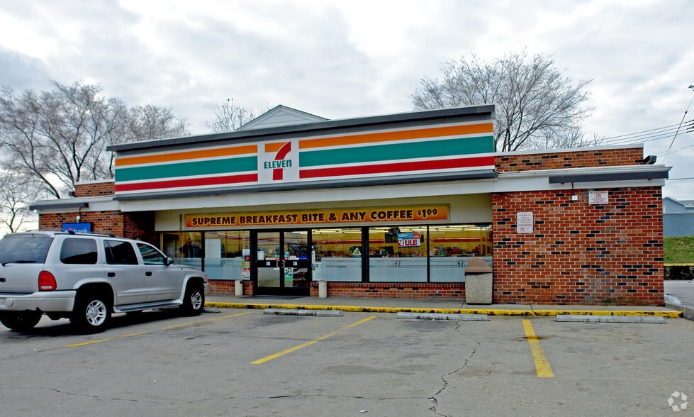 More Photos Of 645 E Patapsco Ave, Baltimore Convenience Store For Lease