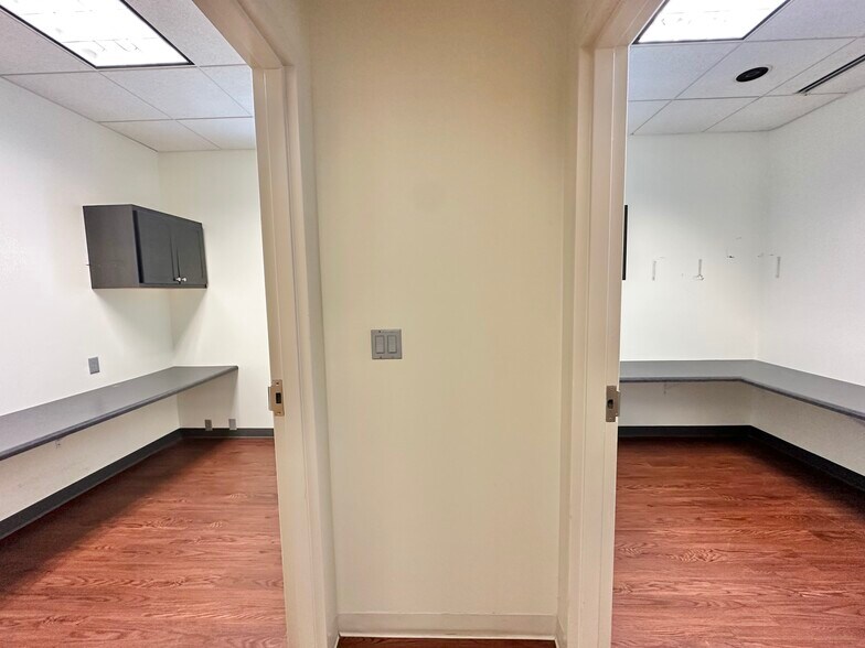 More Photos Of 9711 Valparaiso Dr, Munster Medical For Lease