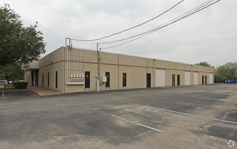 More Photos Of 2211 Denton Dr, Austin Warehouse For Lease