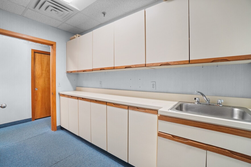 More Photos Of 725 Reservoir Ave, Cranston Medical For Lease