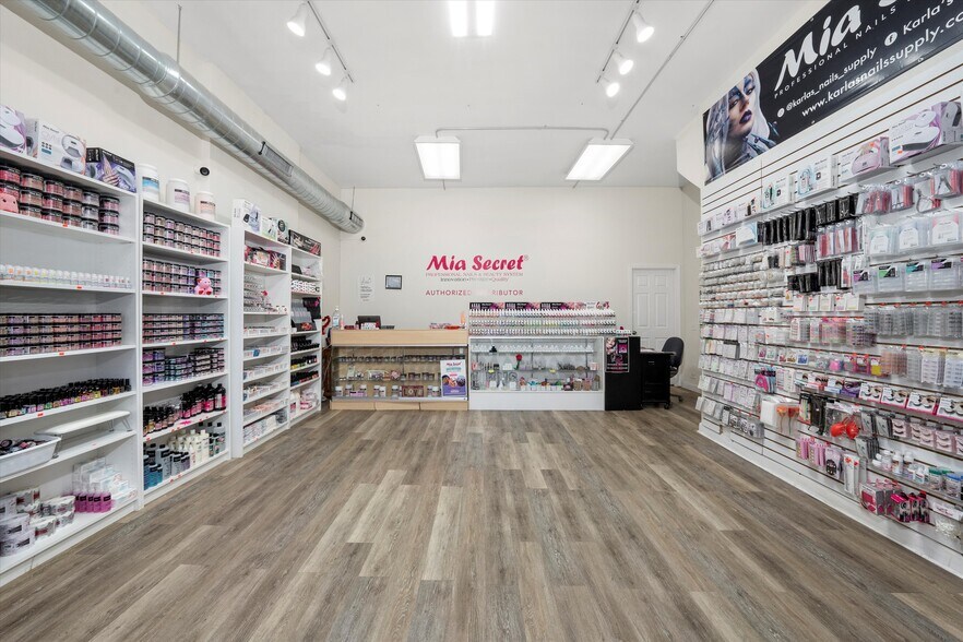 More Photos Of 1056 N Ashland Ave, Chicago Storefront Retail Residential For Lease