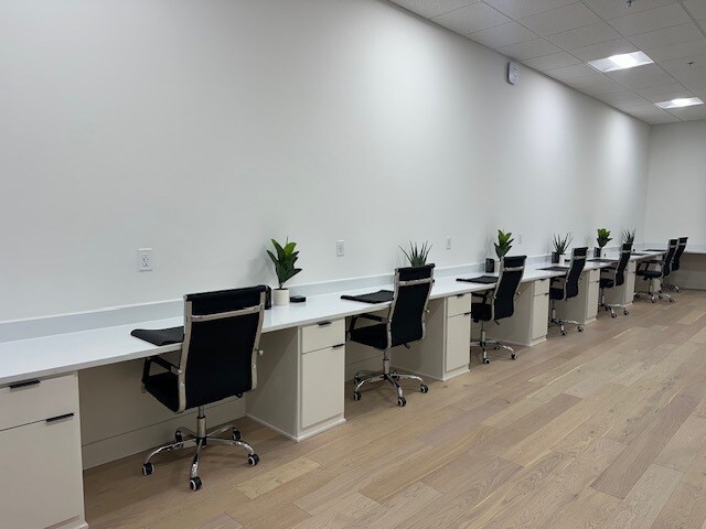 More Photos Of 6901 W 135th St, Overland Park General Retail For Lease