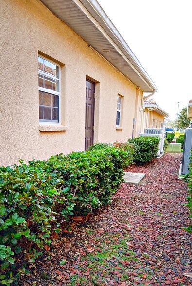 More Photos Of 1133-1135 Professional Park Dr, Brandon Medical For Lease