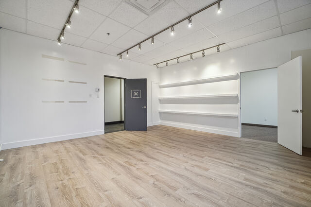 More Photos Of 4360 Ch de la Côte-de-Liesse, Mt Royal Showroom For Sale
