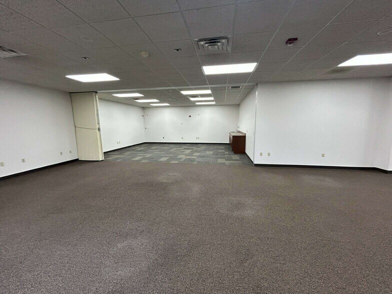 More Photos Of 4205 W 53rd St, Sioux Falls Office For Sale