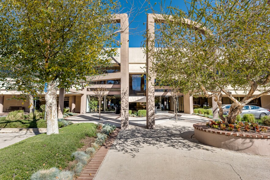 More Photos Of 5743 Corsa Ave, Westlake Village Office For Lease