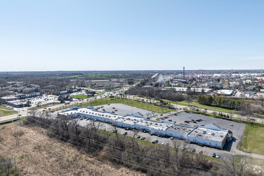 More Photos Of 401 N Riverside Dr, Gurnee Storefront For Lease