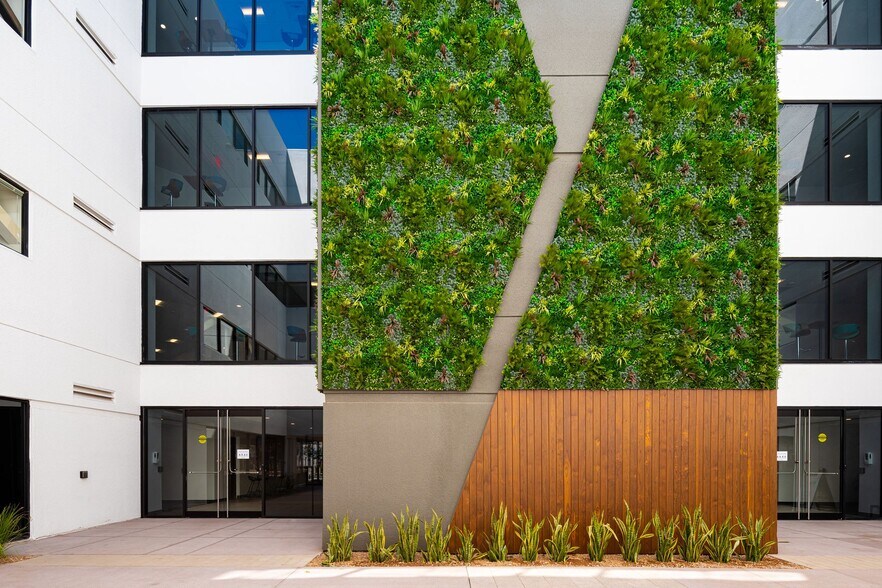 More Photos Of 1661 E Camelback Rd, Phoenix Office For Lease