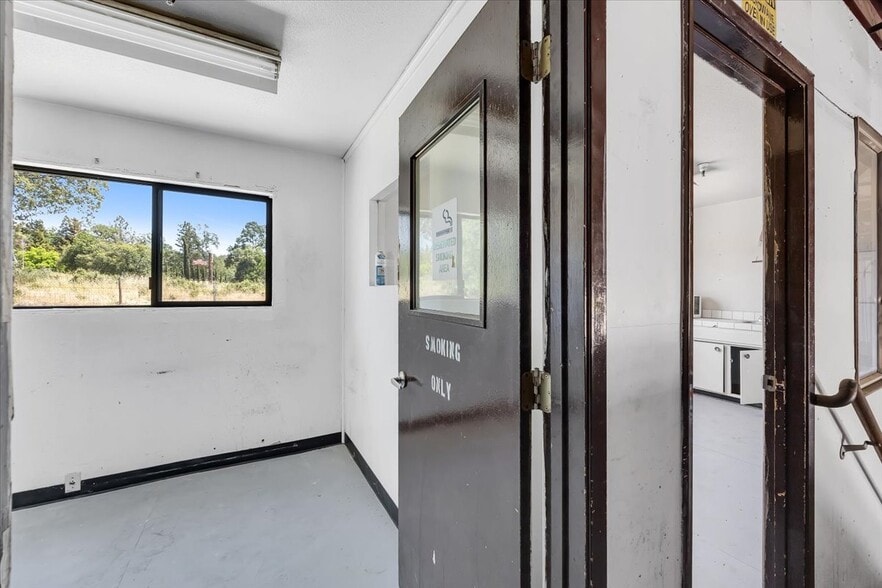 More Photos Of 20833 Mechanical Dr, Sonora Warehouse For Lease