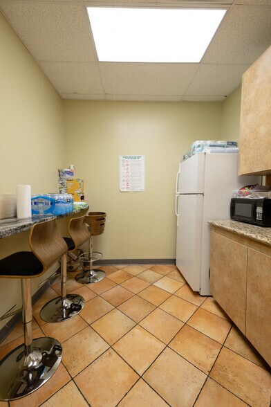 More Photos Of 10009 S Highway 6 Rd, Sugar Land Freestanding For Sale