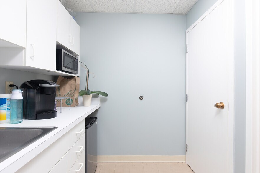 More Photos Of 155 Sycamore St, Glastonbury Office For Lease