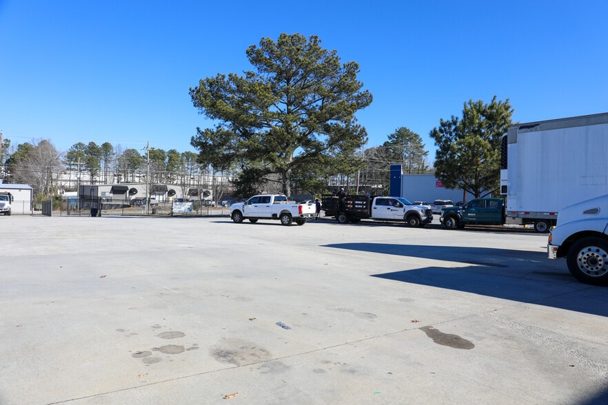 More Photos Of 1585 Roadhaven Dr, Stone Mountain Warehouse For Lease