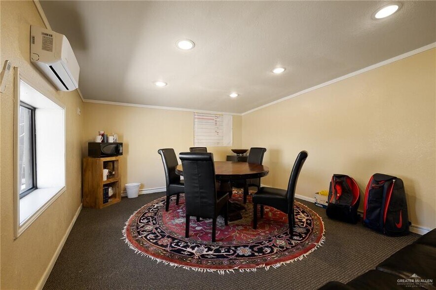 More Photos Of 1300 W US Highway 83, Alamo Warehouse For Lease