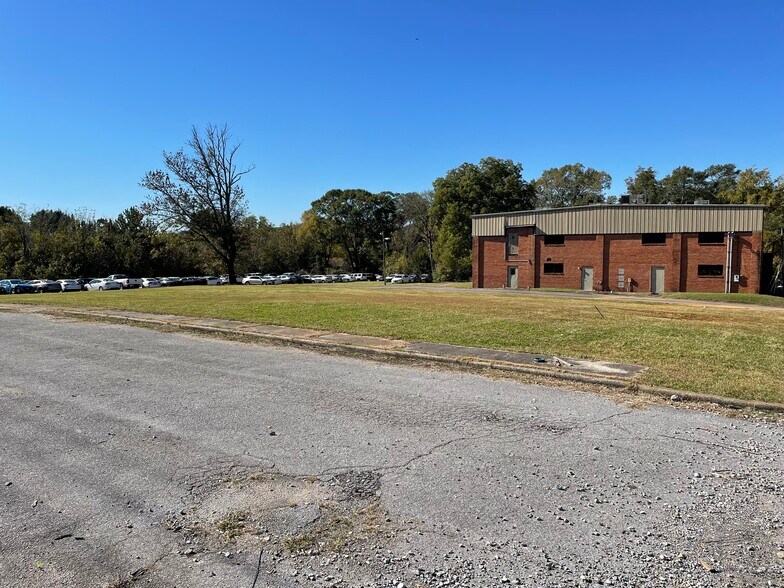 More Photos Of 3190 Pelham Pky, Pelham Warehouse For Lease