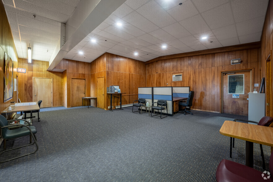 More Photos Of 236 S 2nd St, Butternut Distribution For Lease