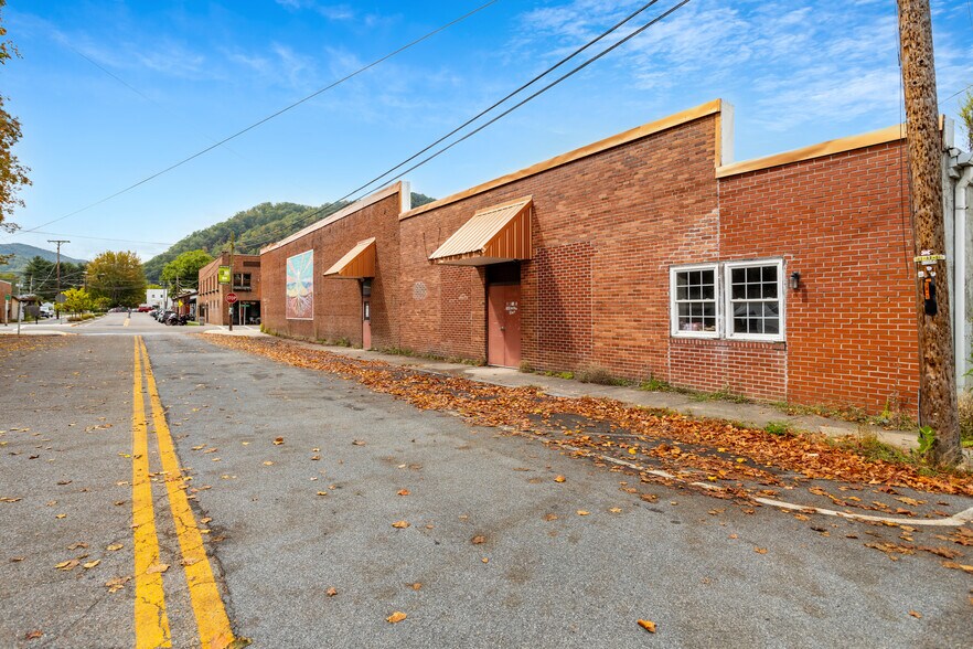 More Photos Of 101 W Laurel Ave, Damascus General Retail For Sale