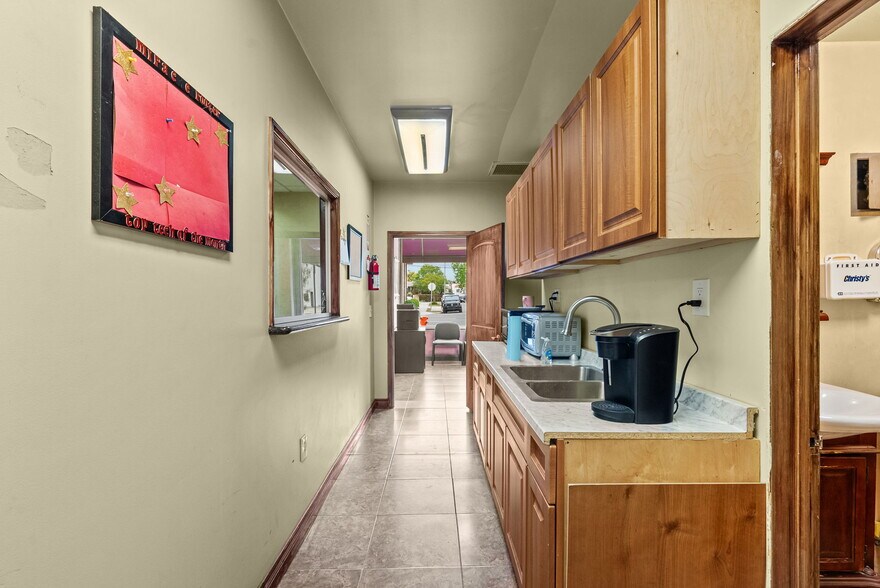 More Photos Of 4204 W Burbank Blvd, Burbank General Retail For Sale