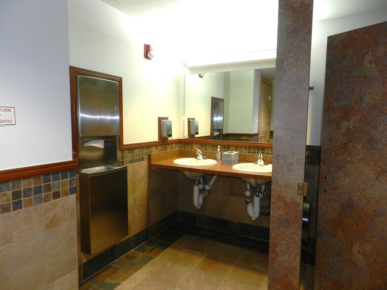 More Photos Of 1404 Hawk Pky, Montrose Medical For Lease