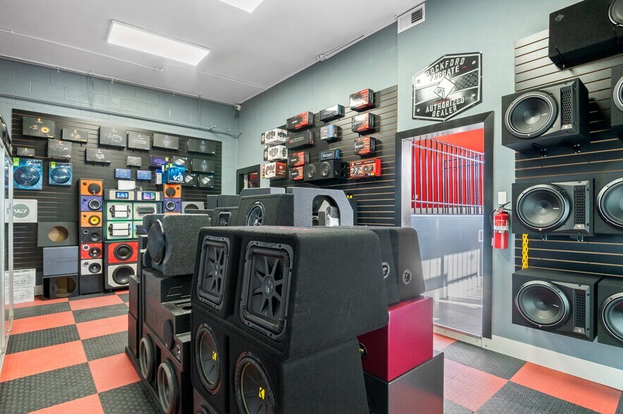 More Photos Of 1535 Chester St, Aurora Auto Repair For Sale