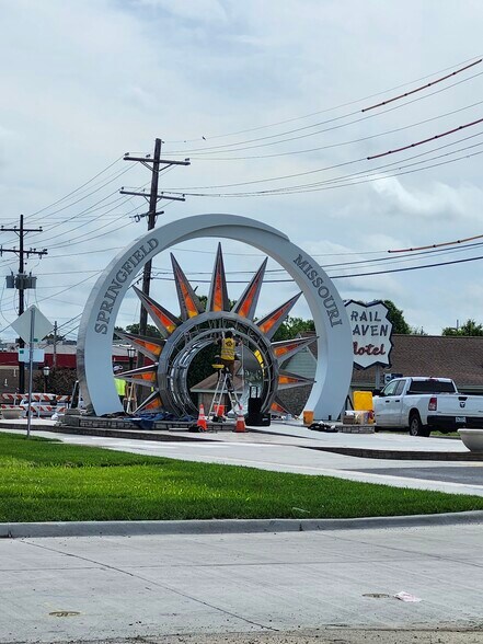 More Photos Of 1669 E Saint Louis St, Springfield Storefront Retail Office For Lease
