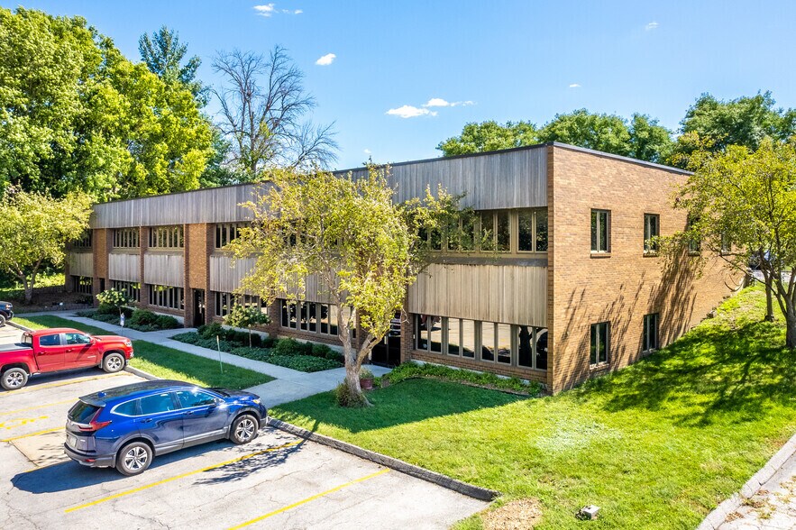 More Photos Of 7177 Hickman Rd, Urbandale Office For Sale