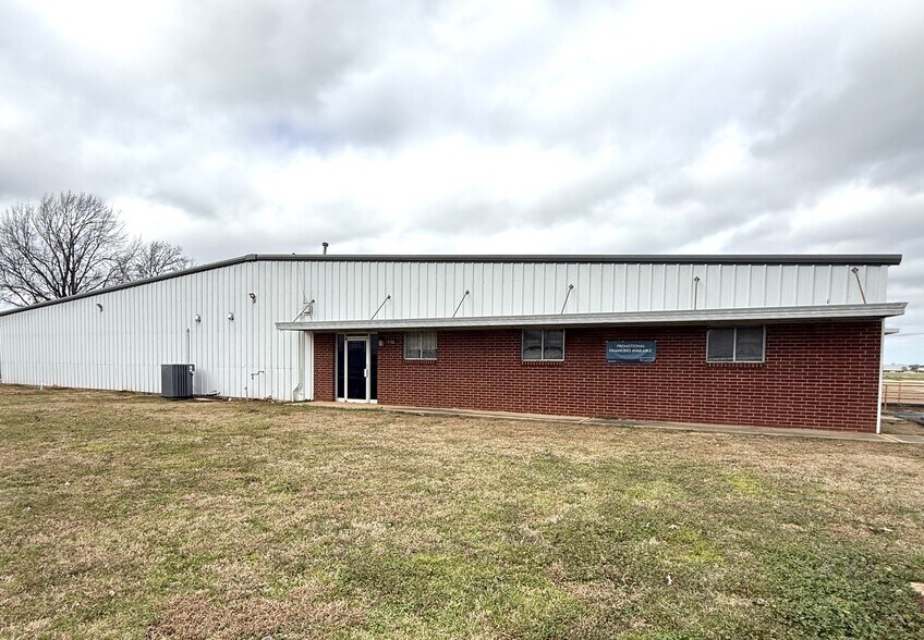 Primary Photo Of 2911 Douglas Dr, Bossier City Light Distribution For Lease