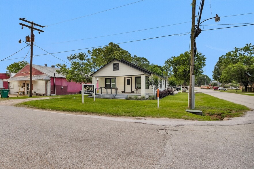 More Photos Of 108 W Montgomery St, Willis Flex For Sale