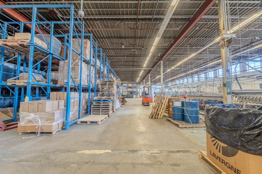 More Photos Of 8600 Pl Upton, Montréal Warehouse For Sale