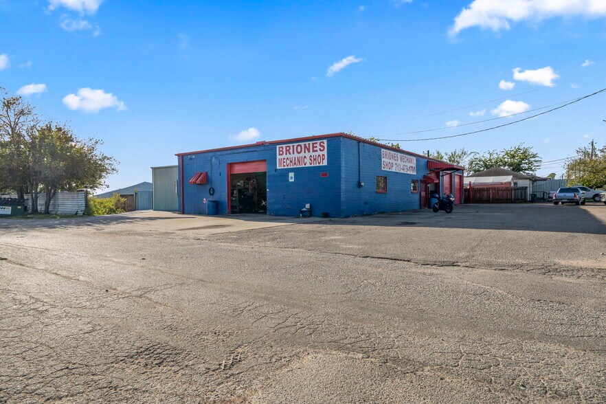 More Photos Of 1201 Preston Ave, Pasadena Auto Repair For Sale