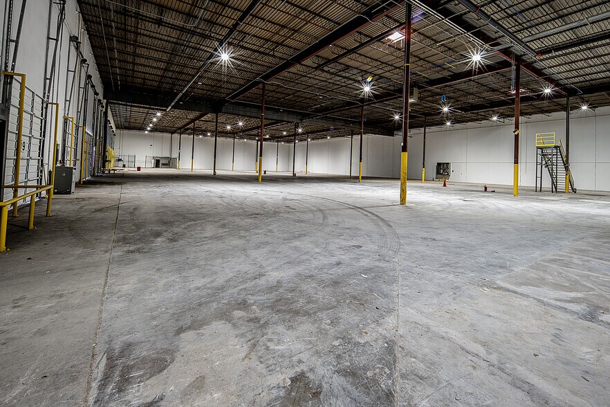 More Photos Of 8330 Endicott Ln, Dallas Warehouse For Lease