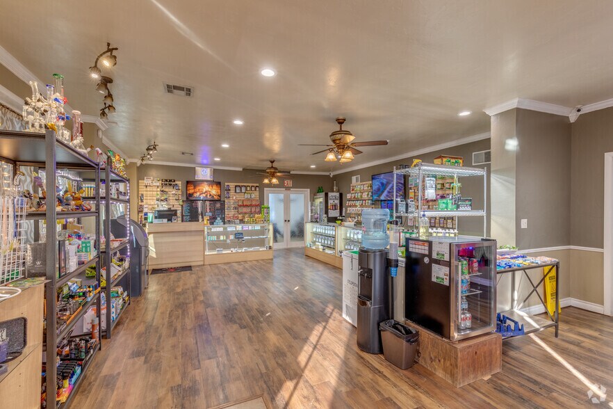 More Photos Of 1601 S Division St, Guthrie Freestanding For Lease