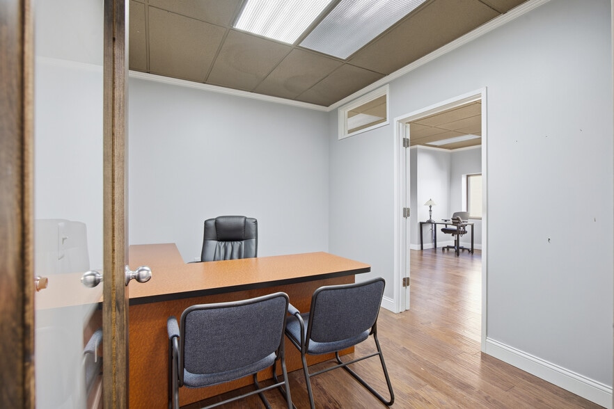 More Photos Of 261-275 E Maple Rd, Birmingham Storefront Retail Office For Lease