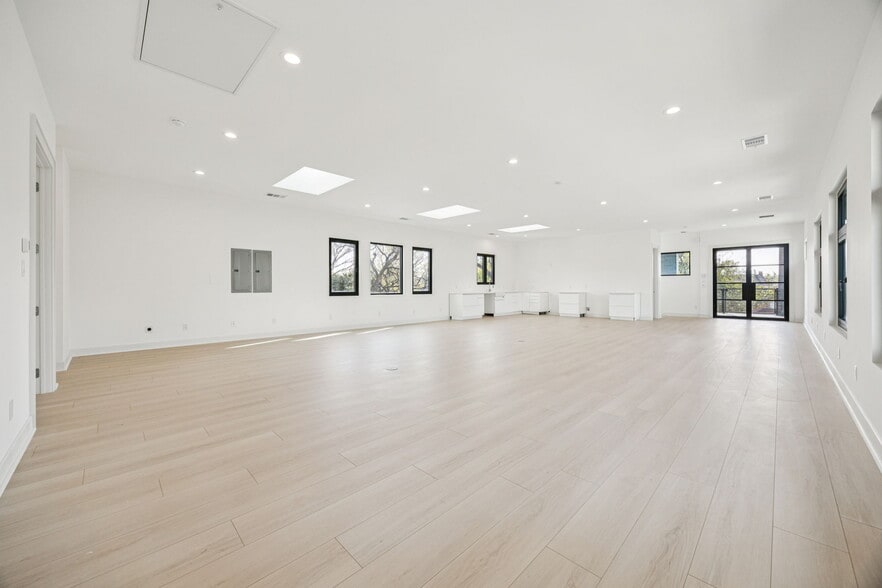 More Photos Of 446 Tyler St, Dallas Office For Sale